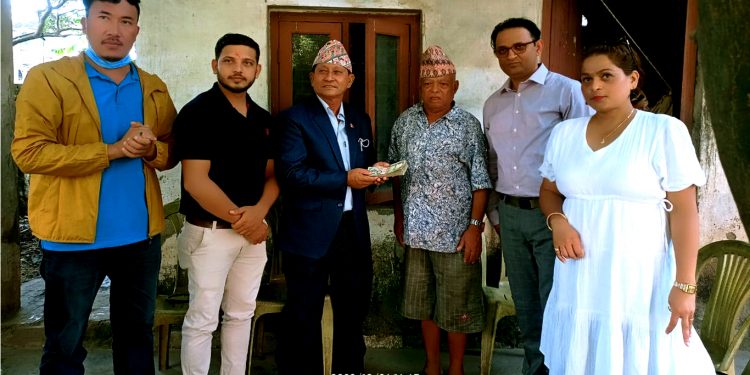 लोक गायक सुरेश गन्धर्वलाई आर्थिक सहयोग