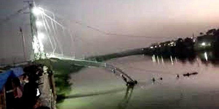 भारतको गुजरातको १ सय ४० वर्ष पुरानो भात्किदा ७८ जनाको मृत्‍यु