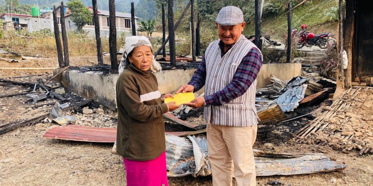 घर जलेर नस्ट भएका धरान -५ का परिवारलाई आर्थिक सहयोग