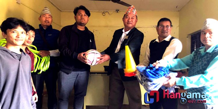 गोधुली कप तयारीको लागि वडा नम्बर ५ द्वारा खेल सामाग्री हस्तान्तरण