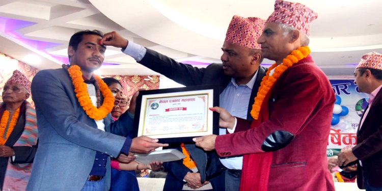 पत्रकार खिलनाथ बिश्वकर्मा पुरस्कृत