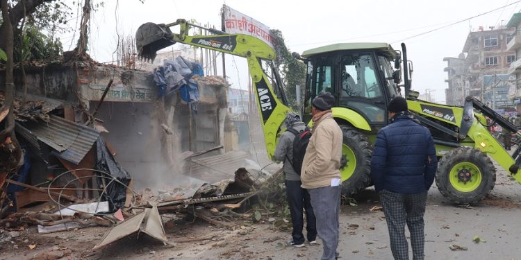 कोशी अस्पतालको अनाधिकृत संरचनामा महानगरको डोजर