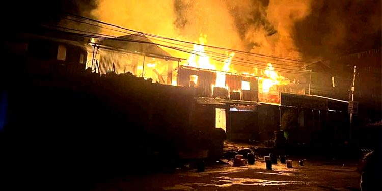 धनकुटा सिधुवाबजारको आगलागीमा ४ घरमा क्षति