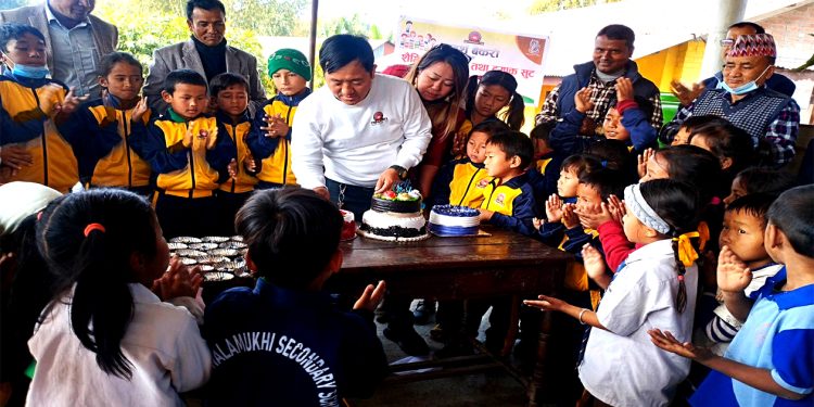 ब्रदर्स बेकरीको छैटौं बार्षिक उत्सबमा शैक्षिक सामग्री बितरण