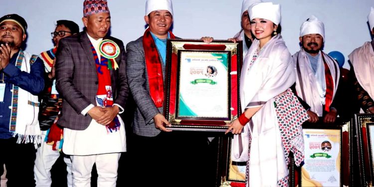 आदिवासी जनजाति चलचित्र महासंघद्वारा चलचित्रकर्मीहरु सम्मानित