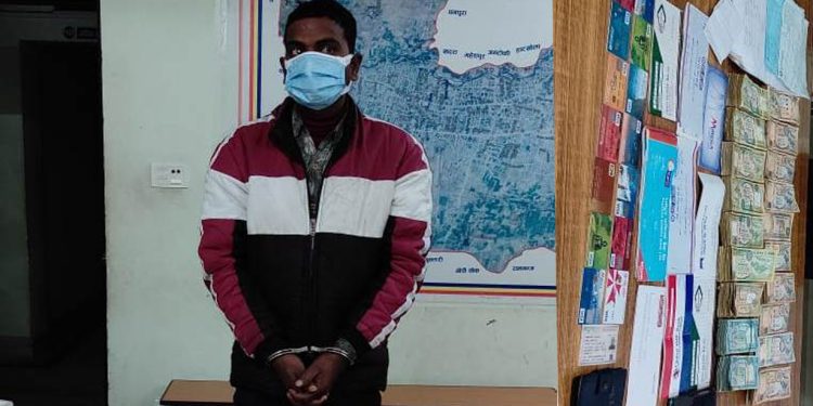 श्रोत नखुलेको ६२ लाख ११ हजार सहित एकजना पक्राउ