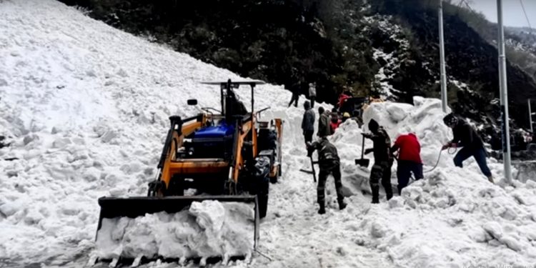 सिक्किम घुम्न गएका तीन नेपालीहरुको हिमपहिरोमा परी मृत्‍यु