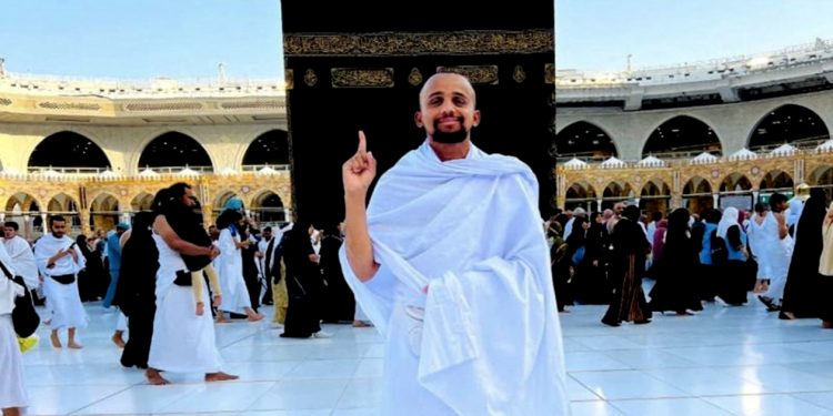 ४ हजार किलोमिटर पैदल हिंडेरै  मक्का पुगे