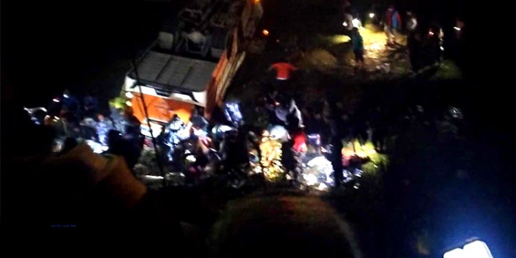 दाङमा बस दुर्घटना १२ जनाको मृत्‍यु, २३ घाइते