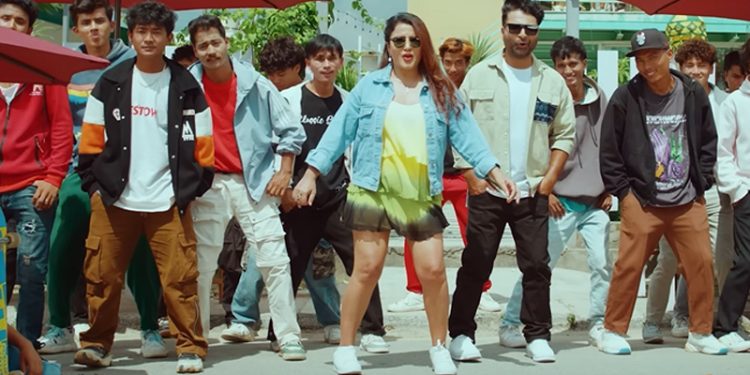 फिल्म संगै रेखाले छोटो पहिरनमा पनि कमव्याक गरेको हो ?