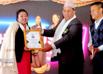 कपुरीन्युज धरानकी पत्रकार रश्मी प्रधान नगद सहित सम्मानित