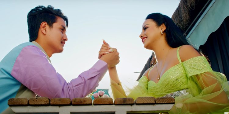 ‘होस्टेल -३’ को गीत ‘मनमा अनौठो’ मा  सिम्रन र पारस एक अर्कामा रमाउदै