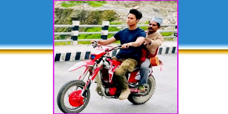 ‘माइतीघर’ कलाकार धीरज , रिस र आक्रोश को भाव सहित मोटर साइकल हुक्याउदै